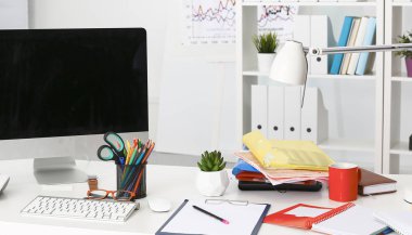 Ofis Masası bilgisayar kağıt raporları bir yığın iş formları