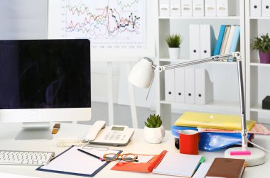 Ofis Masası bilgisayar kağıt raporları bir yığın iş formları