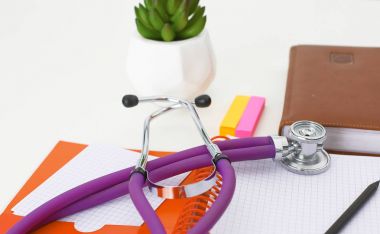 Doktorların çalışma alanı çalışma tablosu hastalar deşarj boş kağıt formu, tıbbi reçete, stetoskop üstünde okul sırası ile