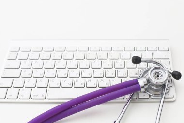 bilgisayar klavye üzerinde bir stetoskop çalışıyorsa