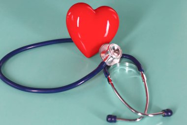 Kırmızı kalp mavi ahşap zemin üzerine stetoskop ile. Uzay kopyalayın. Sevgililer günü.