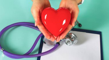 Steteskoplu, kalbi olan bir kadın doktor.