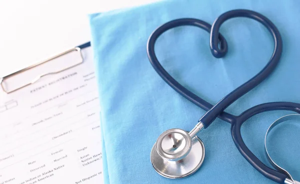 Un estetoscopio dando forma a un corazón en un uniforme médico, primer plano —  Fotos de Stock