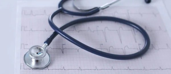 Stetoskop na kardiogram koncepci pro péči o srdce na desk.blue laděných obrazů — Stock fotografie