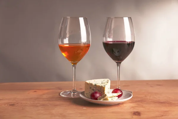 Bodegón con copa y botella de vino, queso y uvas —  Fotos de Stock