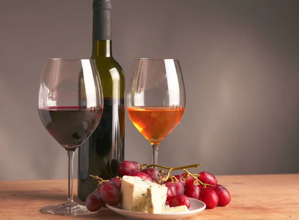 Bodegón con copa y botella de vino, queso y uvas —  Fotos de Stock