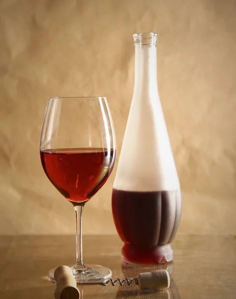 Bodegón con copa y botella de vino, queso y uvas — Foto de Stock
