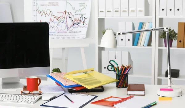 Bureau une pile de rapports informatiques papier formulaires de travail — Photo