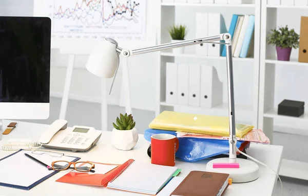 Ofis Masası bilgisayar kağıt raporları bir yığın iş formları