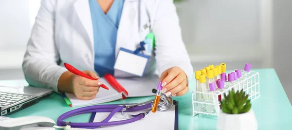 A esposa do médico na mesa no escritório — Fotografia de Stock