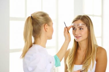 Kalıcı makyaj kaşları için. Güzellik Salonu içinde kalın kaşları ile güzel bir kadın. Şevval Özçelik Güzellik kadın yüzü için kaş dövme yapıyor. Güzellik yordamı