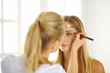 Kalıcı makyaj kaşları için. Güzellik Salonu içinde kalın kaşları ile güzel bir kadın. Şevval Özçelik Güzellik kadın yüzü için kaş dövme yapıyor. Güzellik yordamı