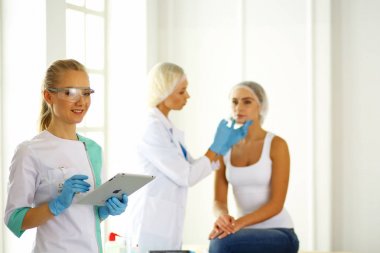 enjeksiyon alma kadın. Güzellik enjeksiyonları ve kozmetik