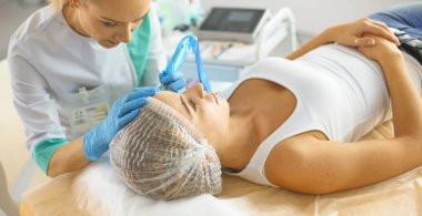 Kalıcı makyaj kaşları için. Güzellik Salonu içinde kalın kaşları ile güzel bir kadın. Şevval Özçelik Güzellik kadın yüzü için kaş dövme yapıyor. Güzellik yordamı