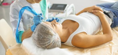 Kalıcı makyaj kaşları için. Güzellik Salonu içinde kalın kaşları ile güzel bir kadın. Şevval Özçelik Güzellik kadın yüzü için kaş dövme yapıyor. Güzellik yordamı