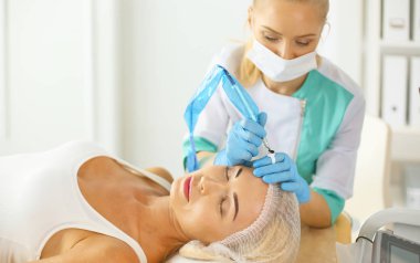 Kalıcı makyaj kaşları için. Güzellik Salonu içinde kalın kaşları ile güzel bir kadın. Şevval Özçelik Güzellik kadın yüzü için kaş dövme yapıyor. Güzellik yordamı