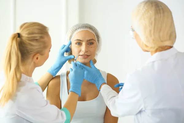 Mujer recibiendo la inyección. inyecciones de belleza y cosmetología —  Fotos de Stock