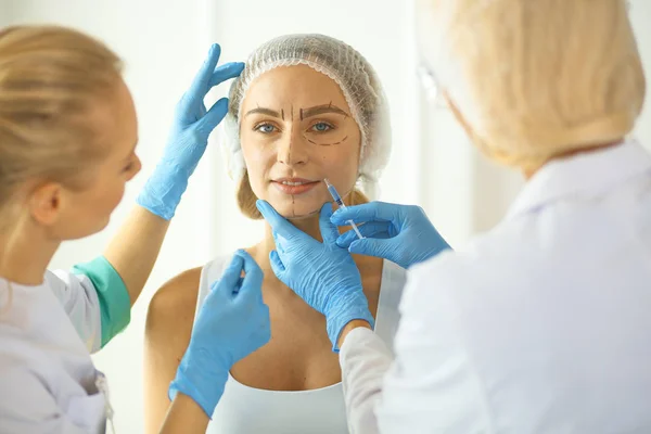 Mujer recibiendo la inyección. inyecciones de belleza y cosmetología —  Fotos de Stock