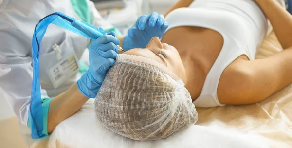 Maquillaje permanente para las cejas. Hermosa mujer con cejas gruesas en salón de belleza. esteticista haciendo tatuajes de cejas para la cara femenina. Procedimiento de belleza —  Fotos de Stock