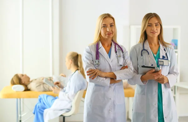 Attraente medico donna di fronte al gruppo medico — Foto Stock