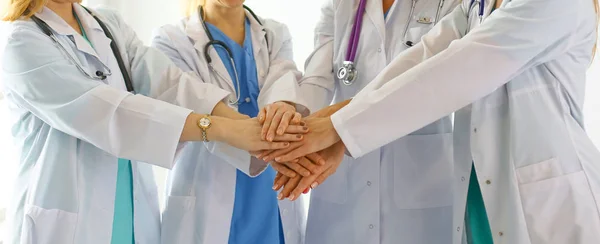 Ärzte und Krankenschwestern in einem medizinischen Team beim Händestapeln — Stockfoto