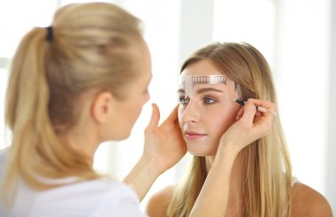 Kalıcı makyaj kaşları için. Güzellik Salonu içinde kalın kaşları ile güzel bir kadın. Şevval Özçelik Güzellik kadın yüzü için kaş dövme yapıyor. Güzellik yordamı