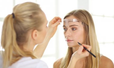 Kalıcı makyaj kaşları için. Güzellik Salonu içinde kalın kaşları ile güzel bir kadın. Şevval Özçelik Güzellik kadın yüzü için kaş dövme yapıyor. Güzellik yordamı