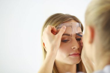 Kalıcı makyaj kaşları için. Güzellik Salonu içinde kalın kaşları ile güzel bir kadın. Şevval Özçelik Güzellik kadın yüzü için kaş dövme yapıyor. Güzellik yordamı