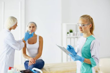 Kalıcı makyaj kaşları için. Güzellik Salonu içinde kalın kaşları ile güzel bir kadın. Şevval Özçelik Güzellik kadın yüzü için kaş dövme yapıyor. Güzellik yordamı