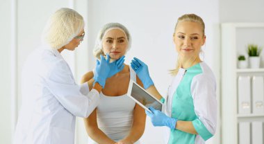 Kalıcı makyaj kaşları için. Güzellik Salonu içinde kalın kaşları ile güzel bir kadın. Şevval Özçelik Güzellik kadın yüzü için kaş dövme yapıyor. Güzellik yordamı