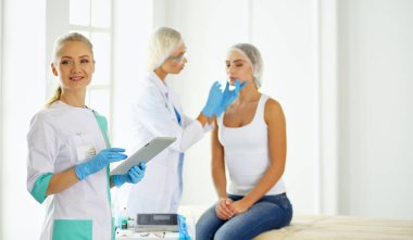 Kalıcı makyaj kaşları için. Güzellik Salonu içinde kalın kaşları ile güzel bir kadın. Şevval Özçelik Güzellik kadın yüzü için kaş dövme yapıyor. Güzellik yordamı