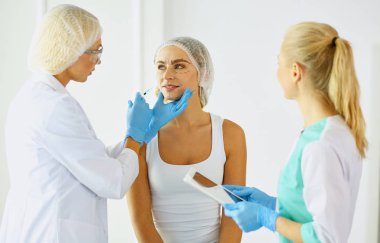 Kalıcı makyaj kaşları için. Güzellik Salonu içinde kalın kaşları ile güzel bir kadın. Şevval Özçelik Güzellik kadın yüzü için kaş dövme yapıyor. Güzellik yordamı