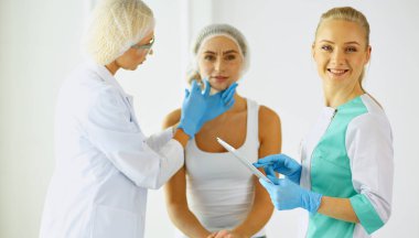 Kalıcı makyaj kaşları için. Güzellik Salonu içinde kalın kaşları ile güzel bir kadın. Şevval Özçelik Güzellik kadın yüzü için kaş dövme yapıyor. Güzellik yordamı