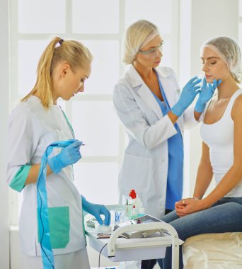 Kalıcı makyaj kaşları için. Güzellik Salonu içinde kalın kaşları ile güzel bir kadın. Şevval Özçelik Güzellik kadın yüzü için kaş dövme yapıyor. Güzellik yordamı