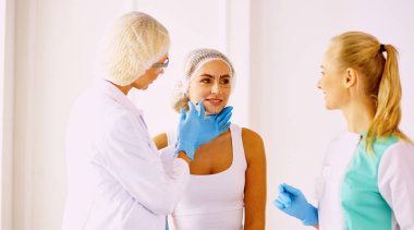 Kalıcı makyaj kaşları için. Güzellik Salonu içinde kalın kaşları ile güzel bir kadın. Şevval Özçelik Güzellik kadın yüzü için kaş dövme yapıyor. Güzellik yordamı