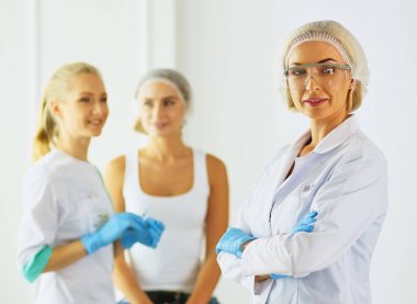 Kalıcı makyaj kaşları için. Güzellik Salonu içinde kalın kaşları ile güzel bir kadın. Şevval Özçelik Güzellik kadın yüzü için kaş dövme yapıyor. Güzellik yordamı