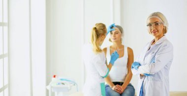 Kalıcı makyaj kaşları için. Güzellik Salonu içinde kalın kaşları ile güzel bir kadın. Şevval Özçelik Güzellik kadın yüzü için kaş dövme yapıyor. Güzellik yordamı