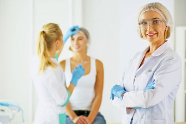 Kalıcı makyaj kaşları için. Güzellik Salonu içinde kalın kaşları ile güzel bir kadın. Şevval Özçelik Güzellik kadın yüzü için kaş dövme yapıyor. Güzellik yordamı