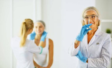 Kalıcı makyaj kaşları için. Güzellik Salonu içinde kalın kaşları ile güzel bir kadın. Şevval Özçelik Güzellik kadın yüzü için kaş dövme yapıyor. Güzellik yordamı