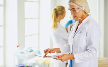 Kalıcı makyaj kaşları için. Güzellik Salonu içinde kalın kaşları ile güzel bir kadın. Şevval Özçelik Güzellik kadın yüzü için kaş dövme yapıyor. Güzellik yordamı