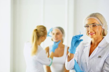 Kalıcı makyaj kaşları için. Güzellik Salonu içinde kalın kaşları ile güzel bir kadın. Şevval Özçelik Güzellik kadın yüzü için kaş dövme yapıyor. Güzellik yordamı