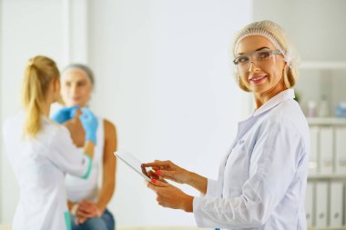 Kalıcı makyaj kaşları için. Güzellik Salonu içinde kalın kaşları ile güzel bir kadın. Şevval Özçelik Güzellik kadın yüzü için kaş dövme yapıyor. Güzellik yordamı