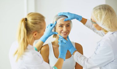 Kalıcı makyaj kaşları için. Güzellik Salonu içinde kalın kaşları ile güzel bir kadın. Şevval Özçelik Güzellik kadın yüzü için kaş dövme yapıyor. Güzellik yordamı