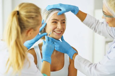 Kalıcı makyaj kaşları için. Güzellik Salonu içinde kalın kaşları ile güzel bir kadın. Şevval Özçelik Güzellik kadın yüzü için kaş dövme yapıyor. Güzellik yordamı