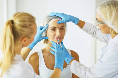 Kalıcı makyaj kaşları için. Güzellik Salonu içinde kalın kaşları ile güzel bir kadın. Şevval Özçelik Güzellik kadın yüzü için kaş dövme yapıyor. Güzellik yordamı