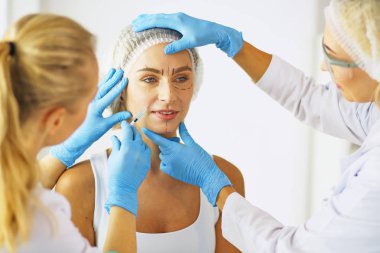 Kalıcı makyaj kaşları için. Güzellik Salonu içinde kalın kaşları ile güzel bir kadın. Şevval Özçelik Güzellik kadın yüzü için kaş dövme yapıyor. Güzellik yordamı