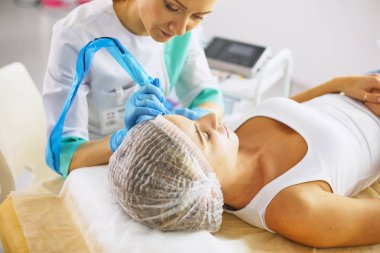 Kalıcı makyaj kaşları için. Güzellik Salonu içinde kalın kaşları ile güzel bir kadın. Şevval Özçelik Güzellik kadın yüzü için kaş dövme yapıyor. Güzellik yordamı