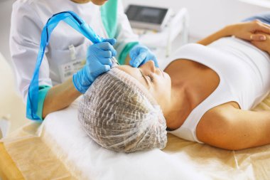 Kalıcı makyaj kaşları için. Güzellik Salonu içinde kalın kaşları ile güzel bir kadın. Şevval Özçelik Güzellik kadın yüzü için kaş dövme yapıyor. Güzellik yordamı