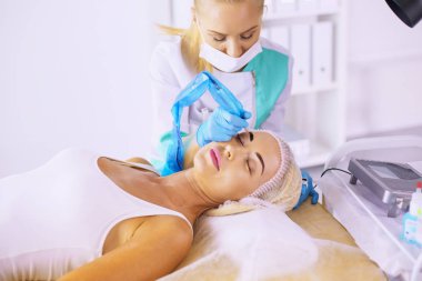 Kalıcı makyaj kaşları için. Güzellik Salonu içinde kalın kaşları ile güzel bir kadın. Şevval Özçelik Güzellik kadın yüzü için kaş dövme yapıyor. Güzellik yordamı