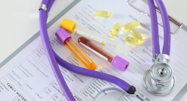 bir doktor ofisi ile bir stetoskop ön planda ve arka planda hapları bir şişeyle Resepsiyon closeup